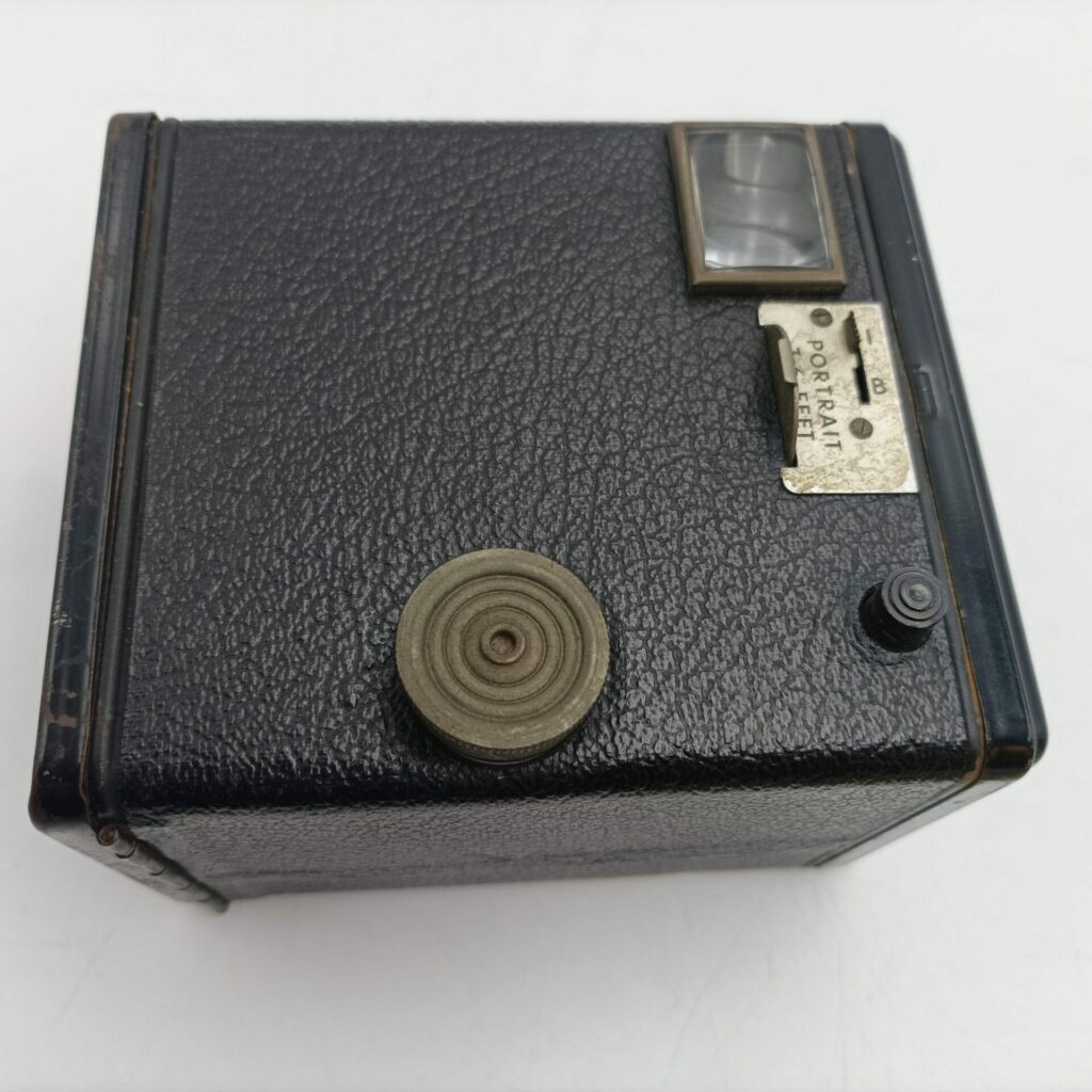 Vintage 1950's Black Kodak Six-20 'Brownie' Model D Box Camera [G] 620 Film | Image 4