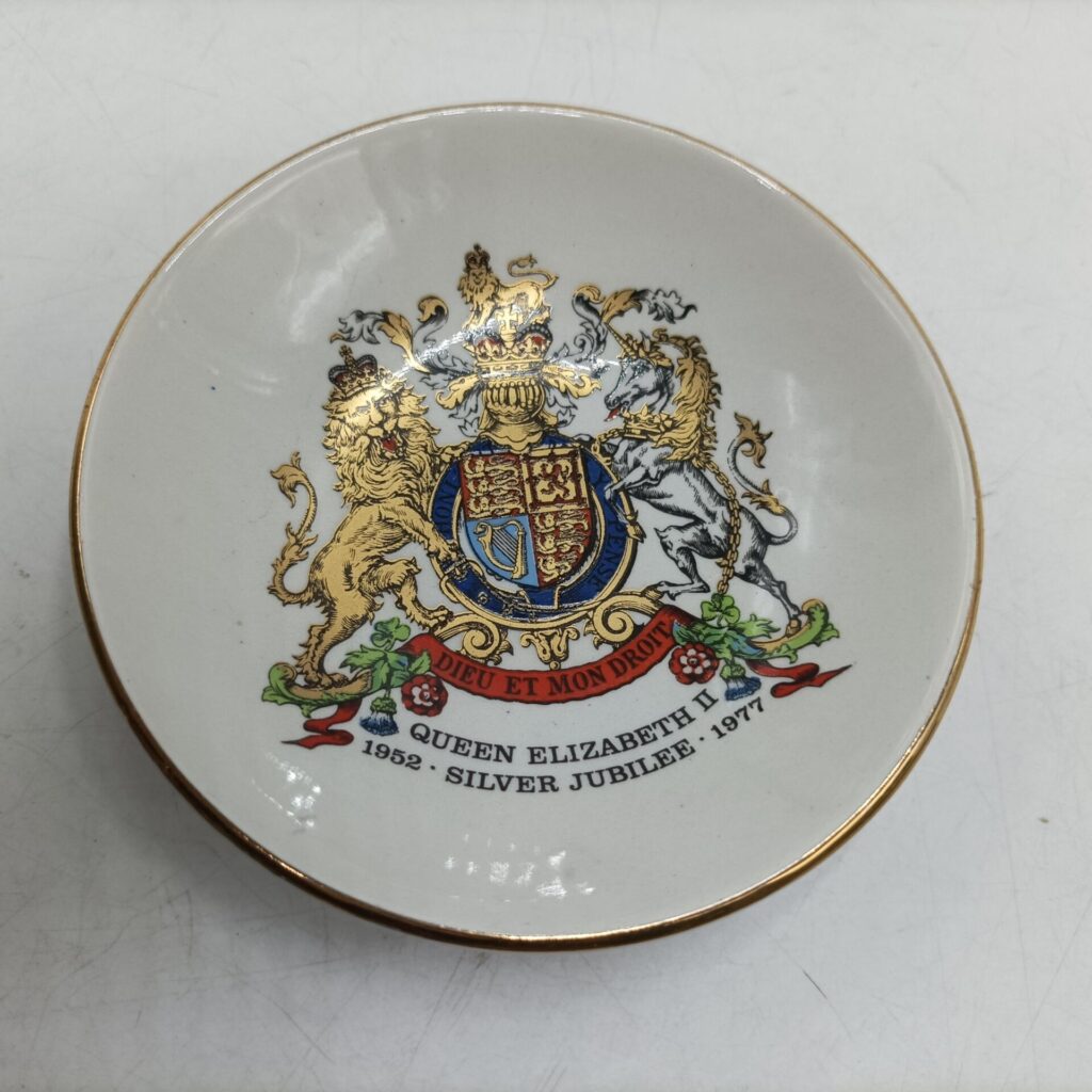 Vintage Queen Elizabeth II Silver Jubilee Small Trinket Dish (1977) | Image 1