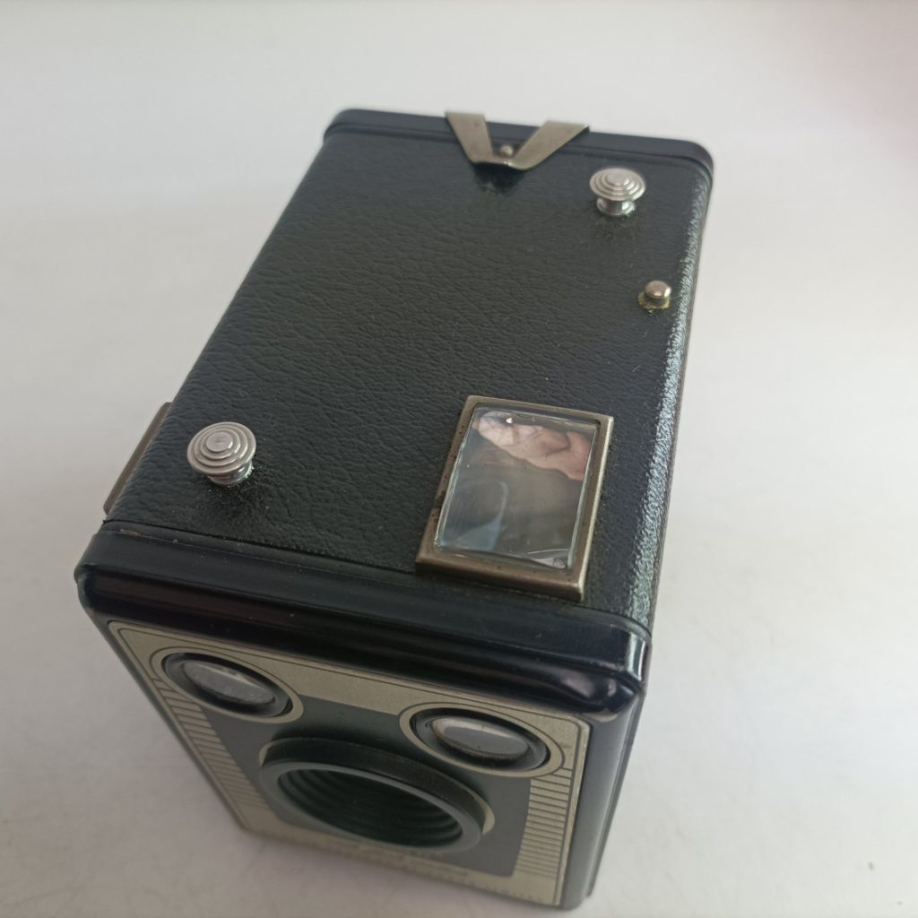 Vintage Kodak Brownie Six-20 Model D Box Camera with Flash Contacts [G] 620 Film | Image 2