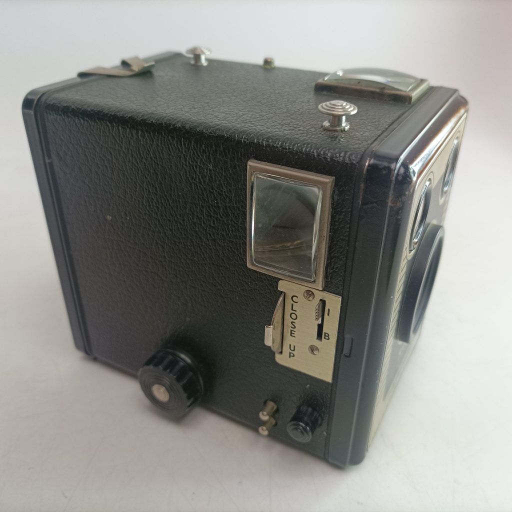 Vintage Kodak Brownie Six-20 Model D Box Camera with Flash Contacts [G] 620 Film | Image 3