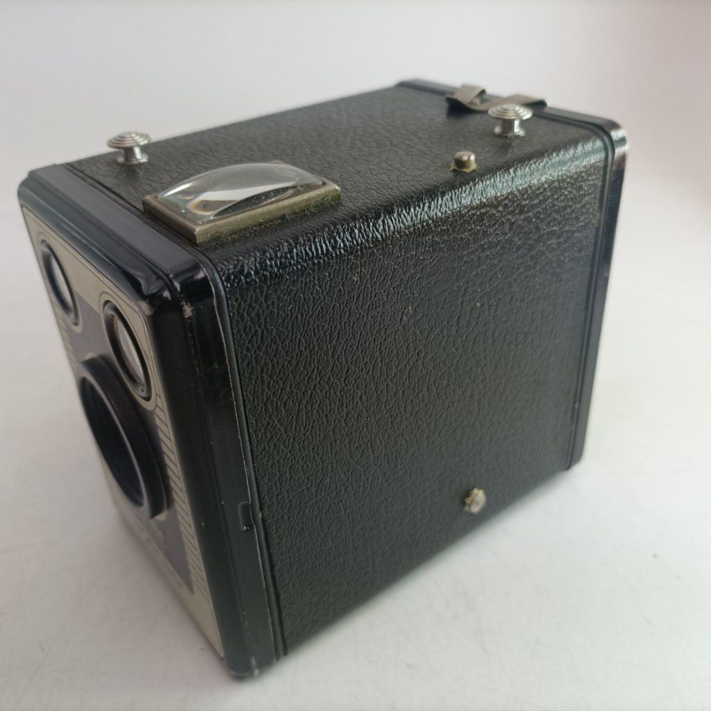 Vintage Kodak Brownie Six-20 Model D Box Camera with Flash Contacts [G] 620 Film | Image 4